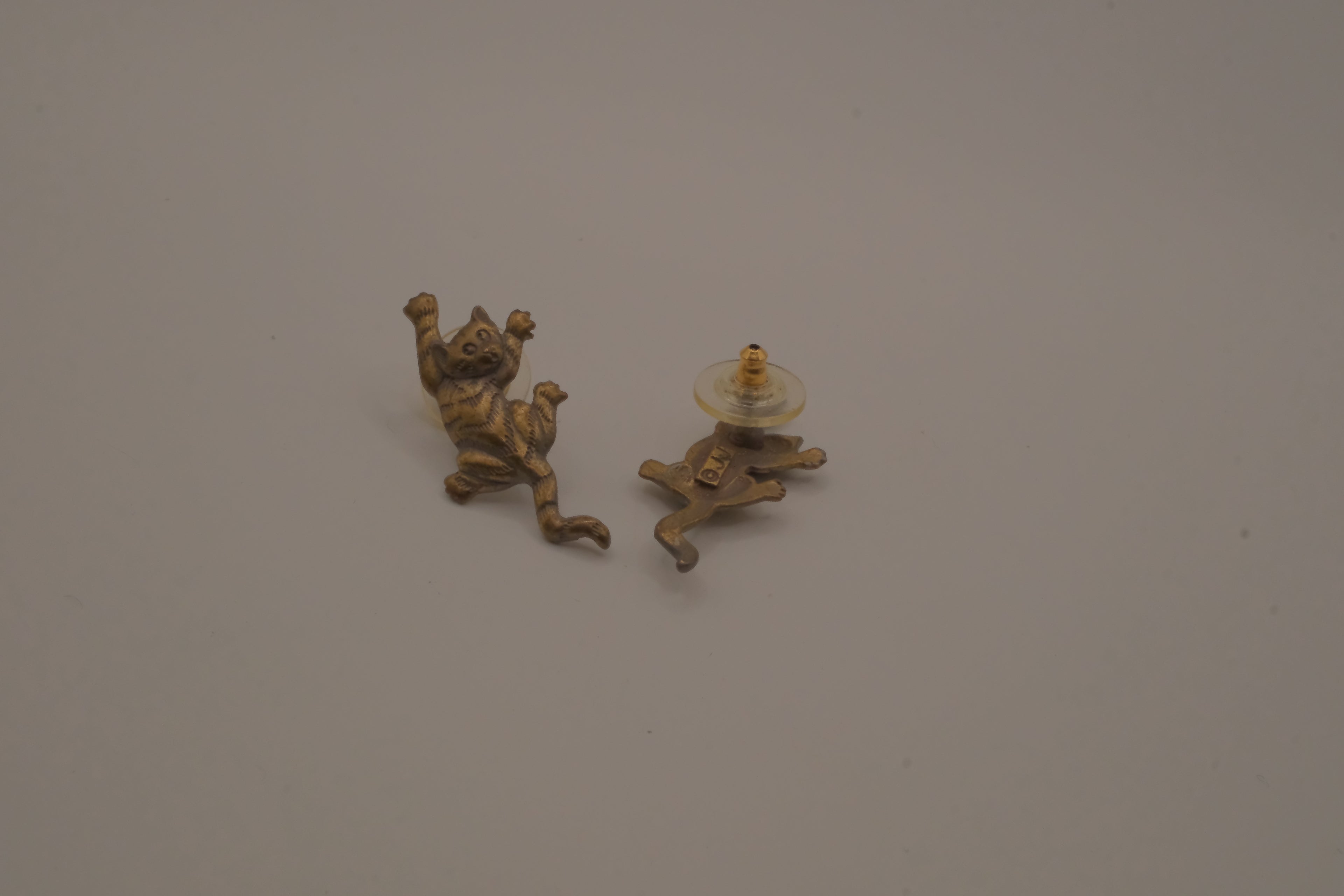 Vintage 1980s Jonette Jewelry (JJ) climbing kitty cat stud earrings