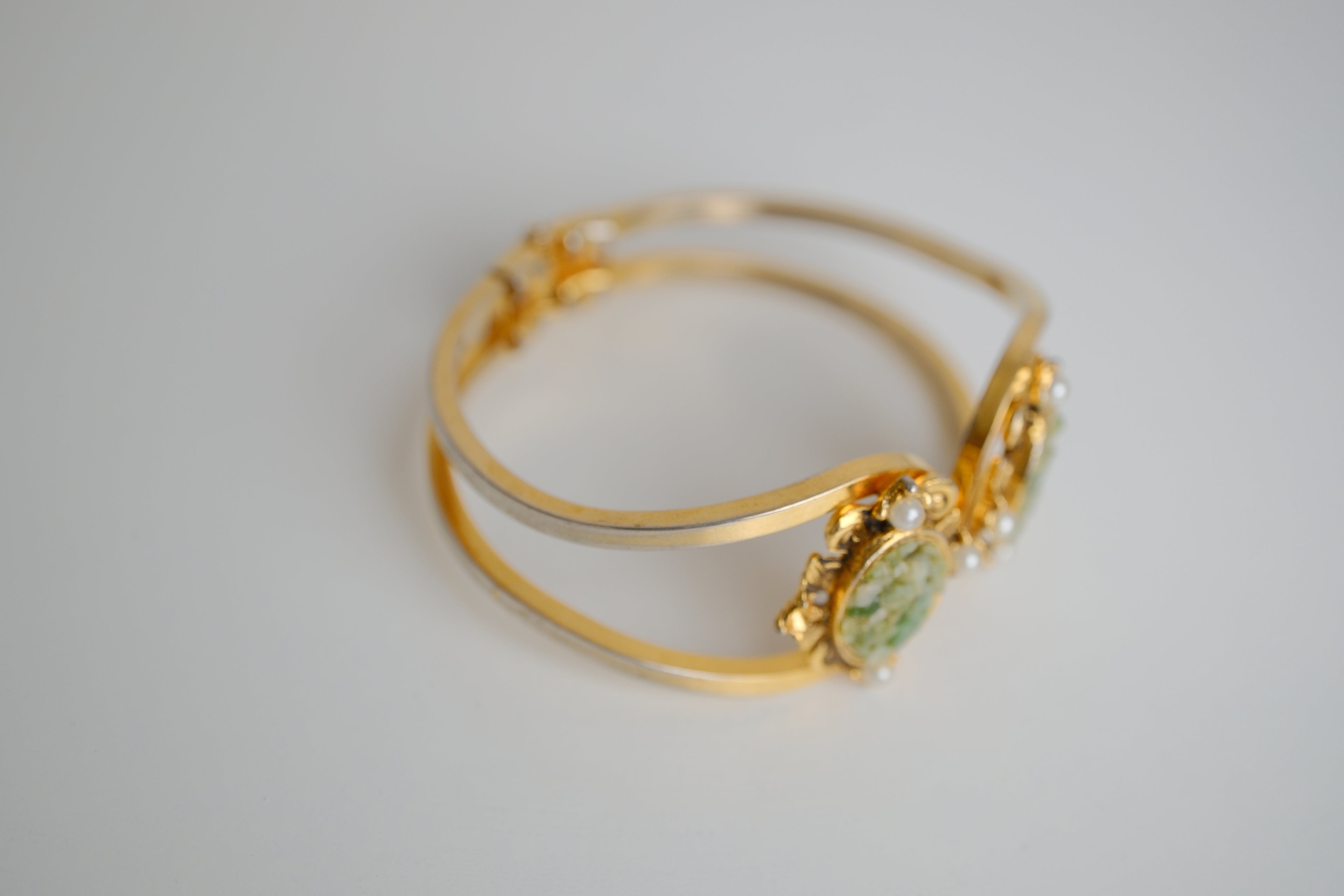 Vintage gold-tone crushed green jade hinged bracelet&nbsp;