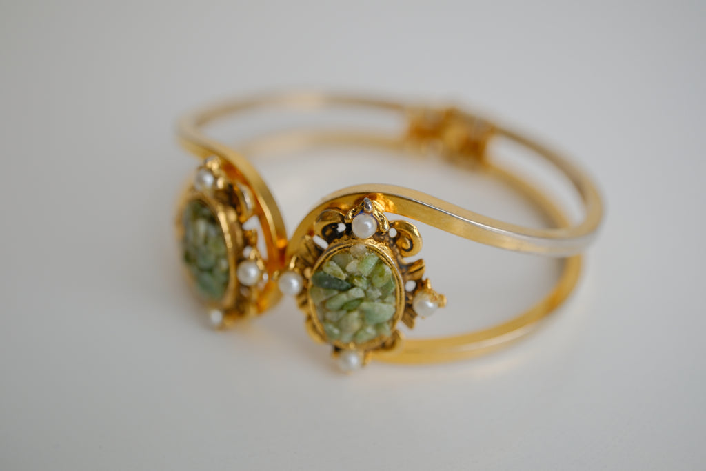 Vintage gold-tone crushed green jade hinged bracelet&nbsp;