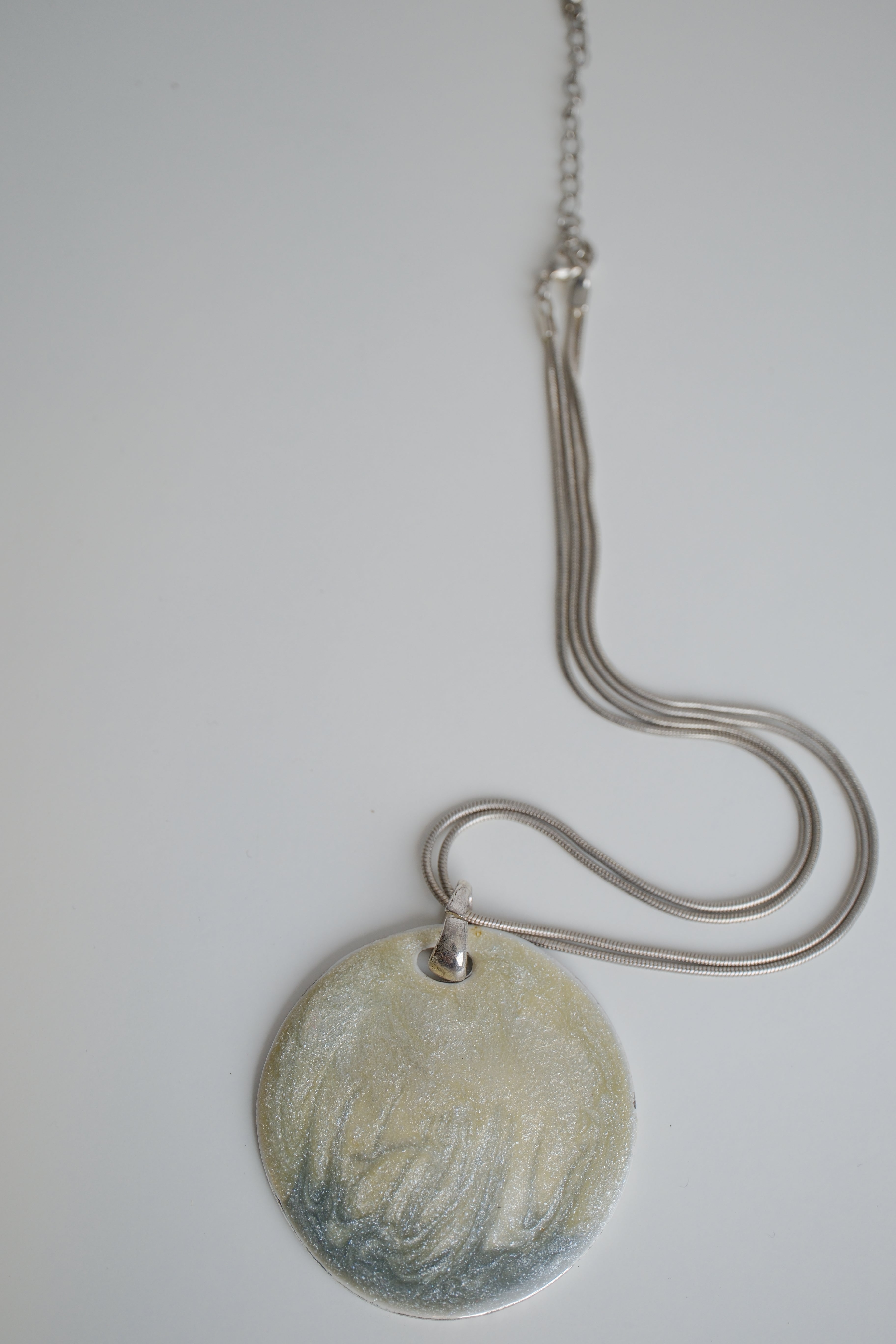 Sterling silver chocker necklace with mother of pearl inlay pendant