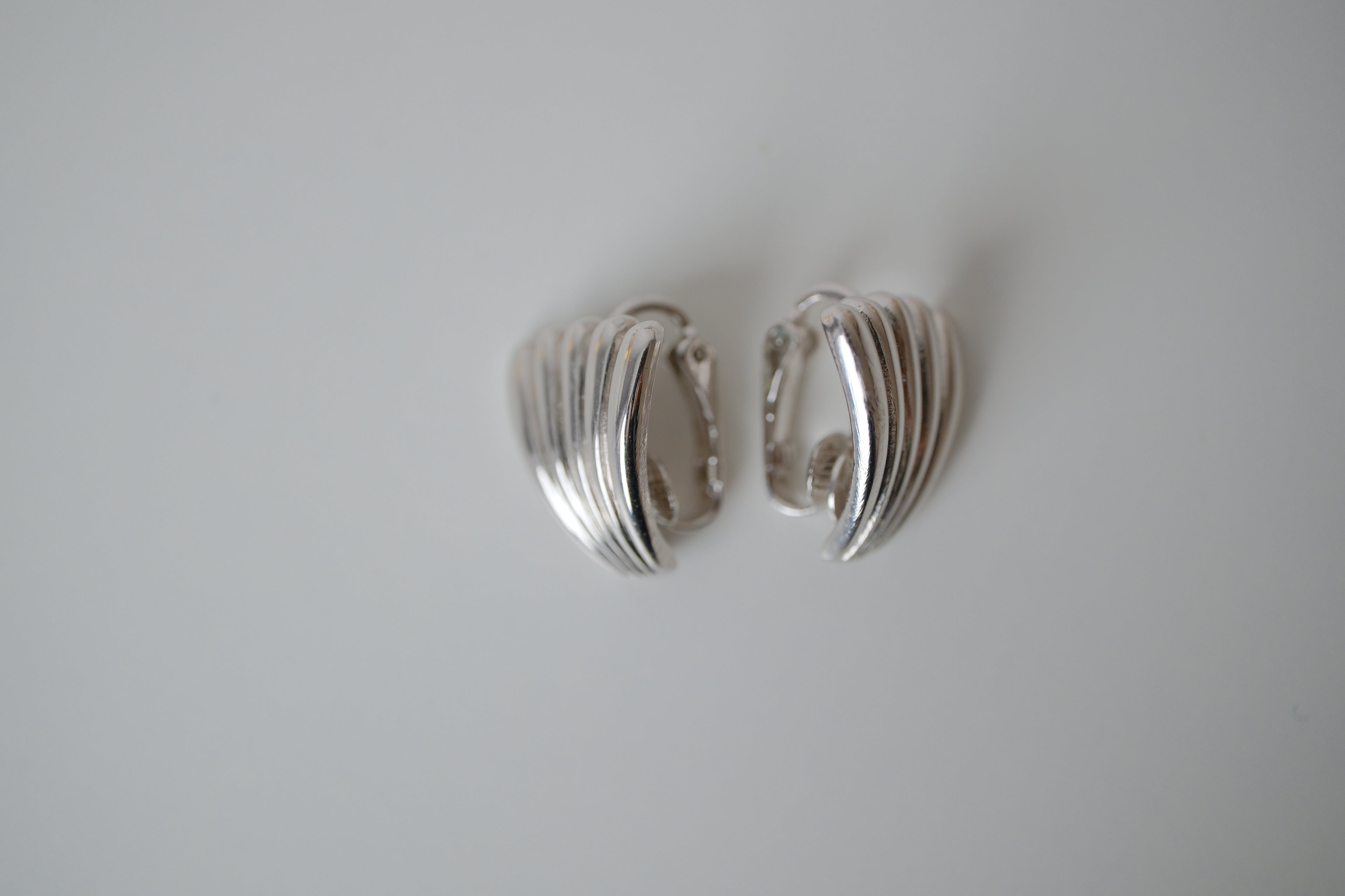 Vintage ribbed clip-on earrings