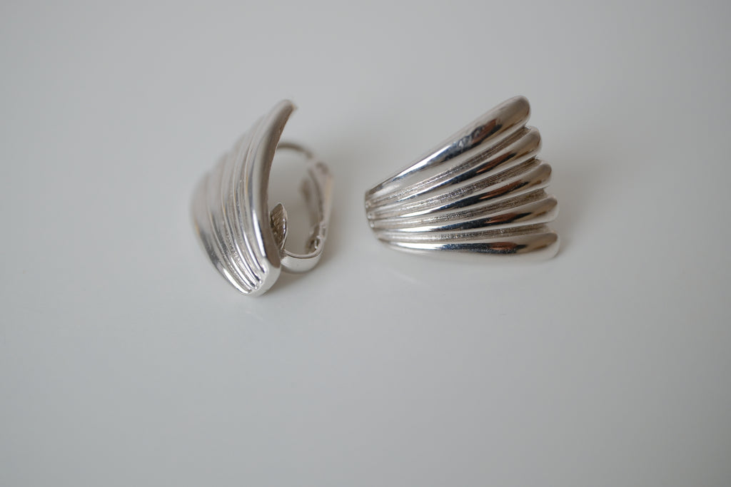 Vintage ribbed clip-on earrings