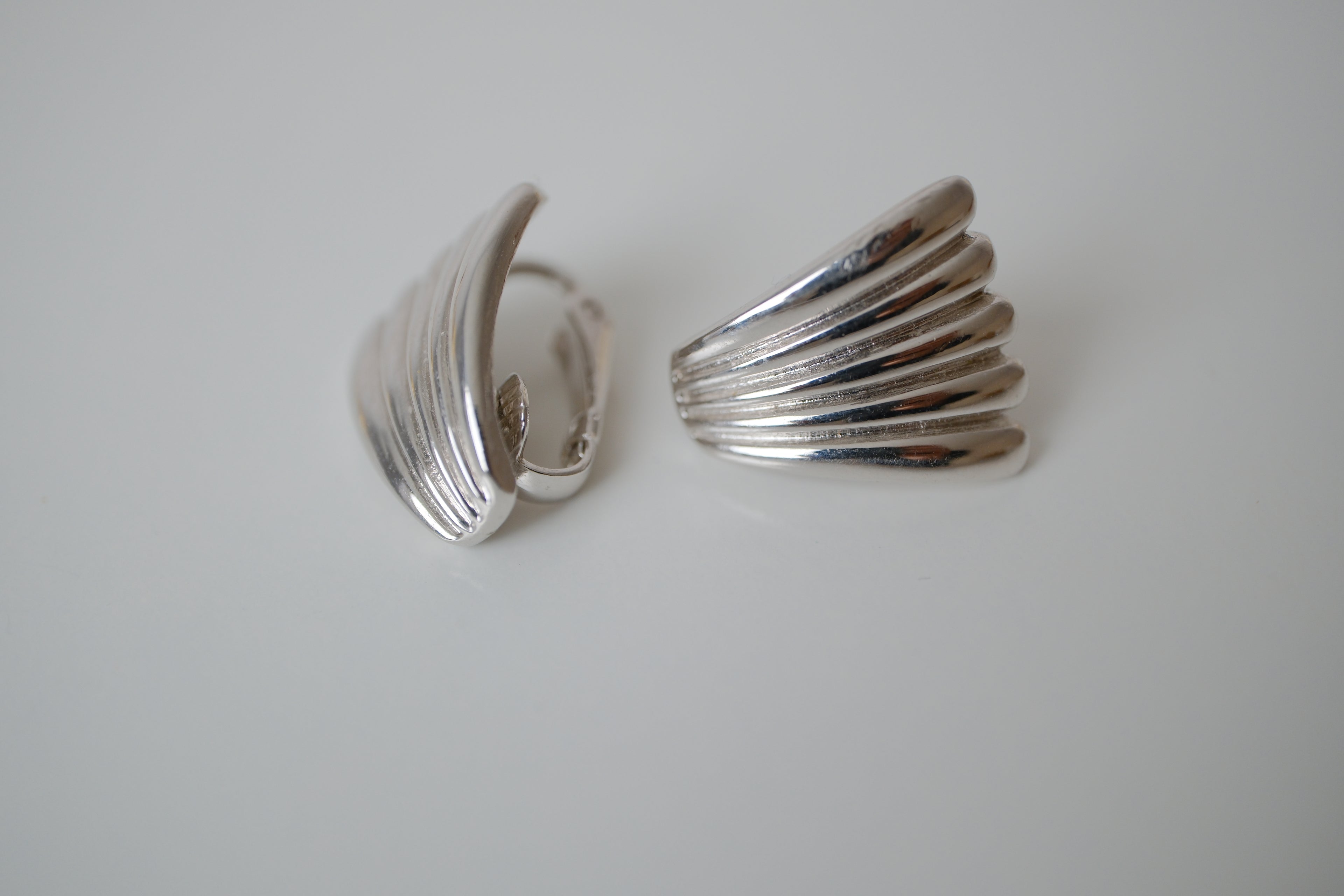 Vintage ribbed clip-on earrings