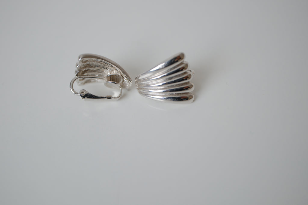 Vintage ribbed clip-on earrings