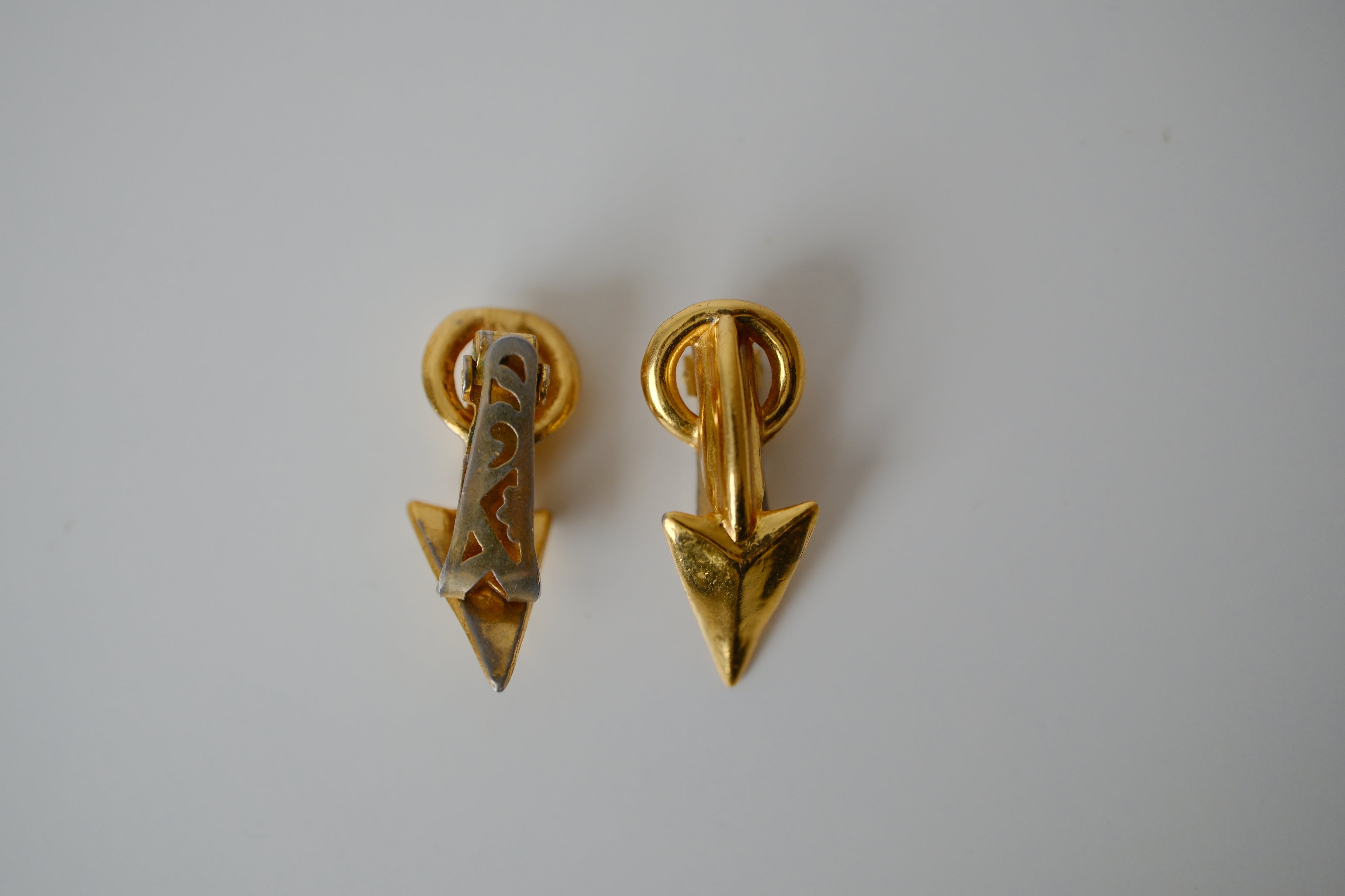 Arrow-shaped stud clip-on earrings