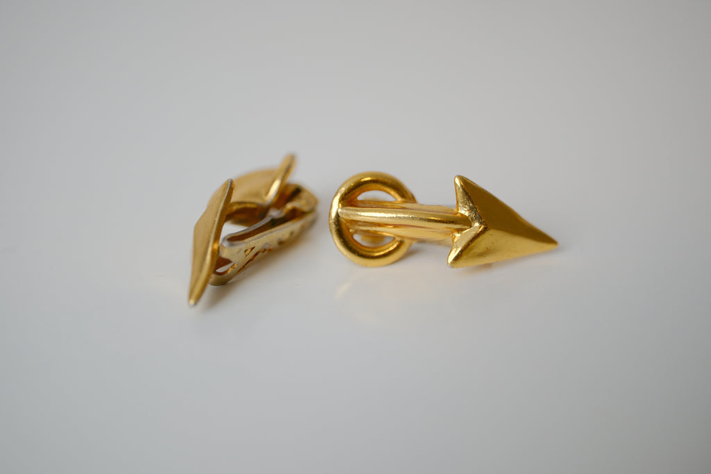 Arrow-shaped stud clip-on earrings
