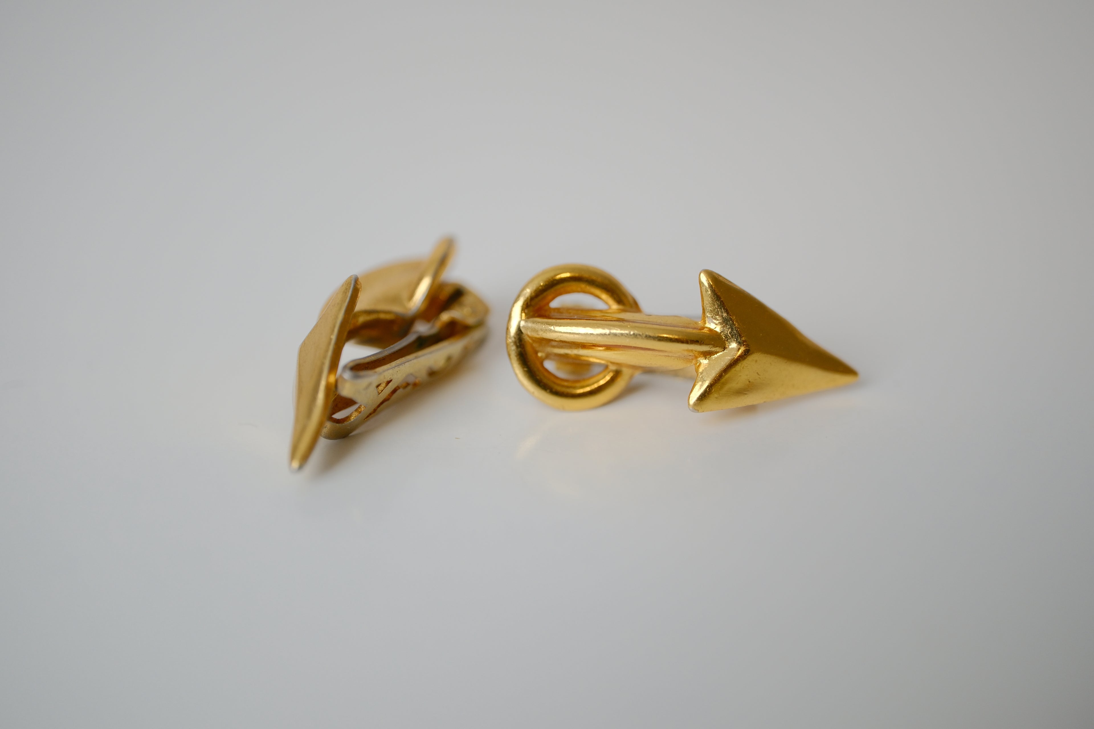 Arrow-shaped stud clip-on earrings