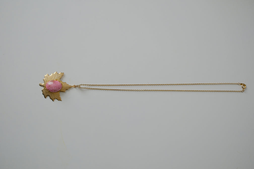 Vintage gold-tone maple leaf pendant necklace