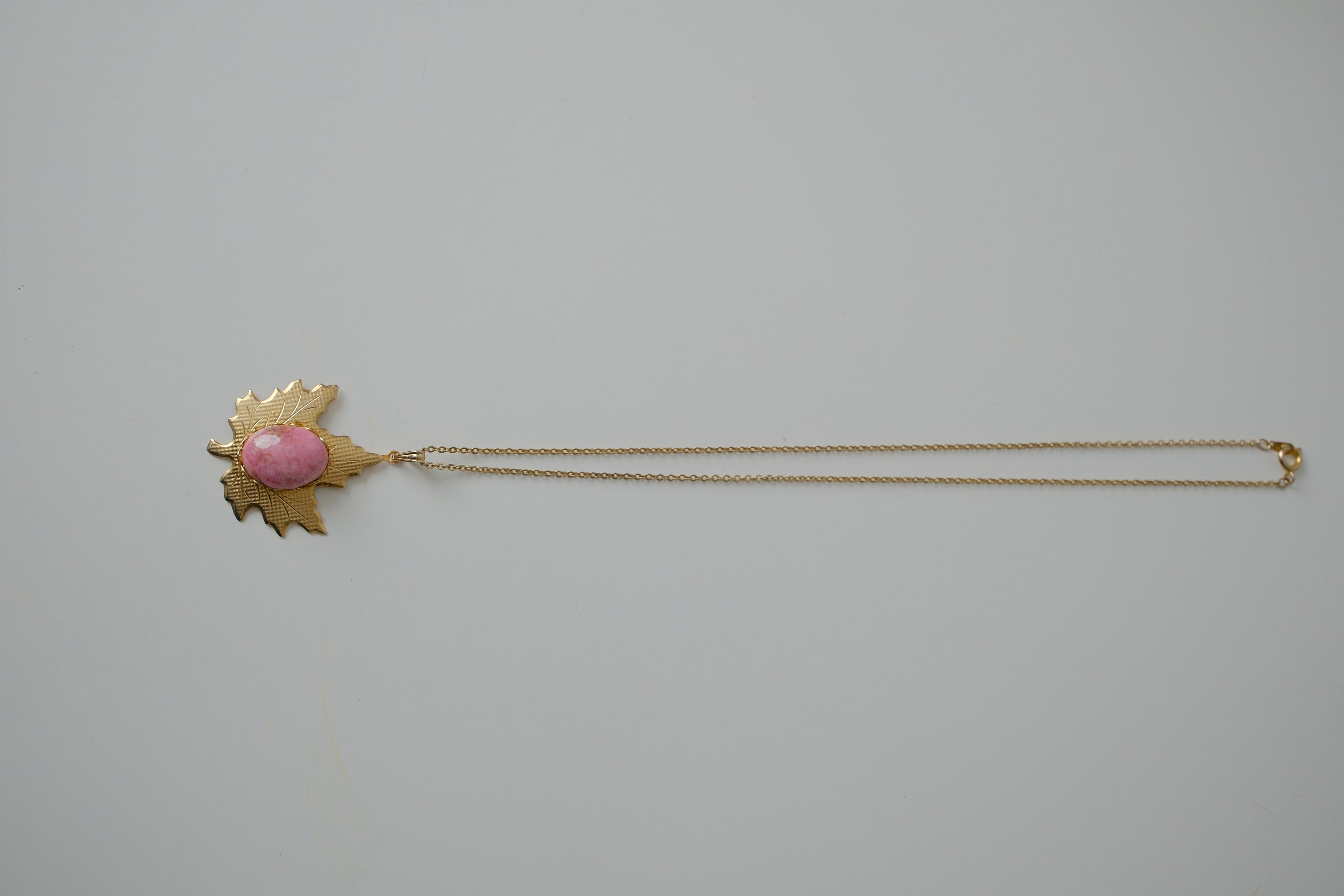 Vintage gold-tone maple leaf pendant necklace