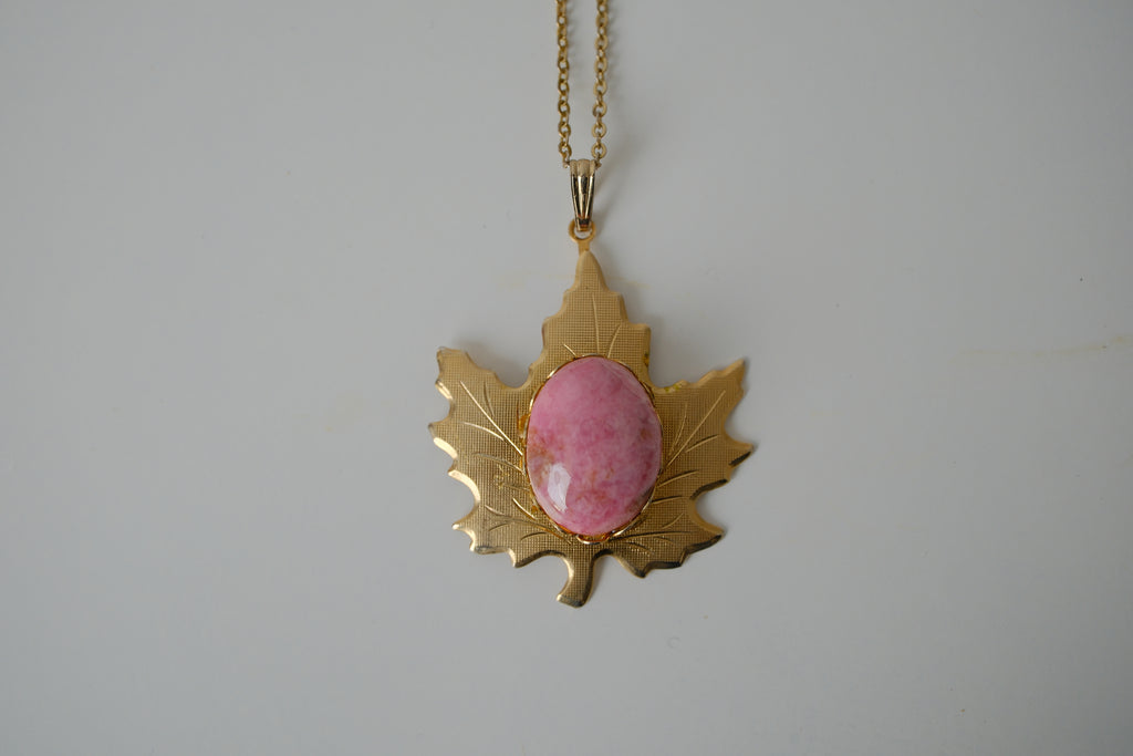 Vintage gold-tone maple leaf pendant necklace
