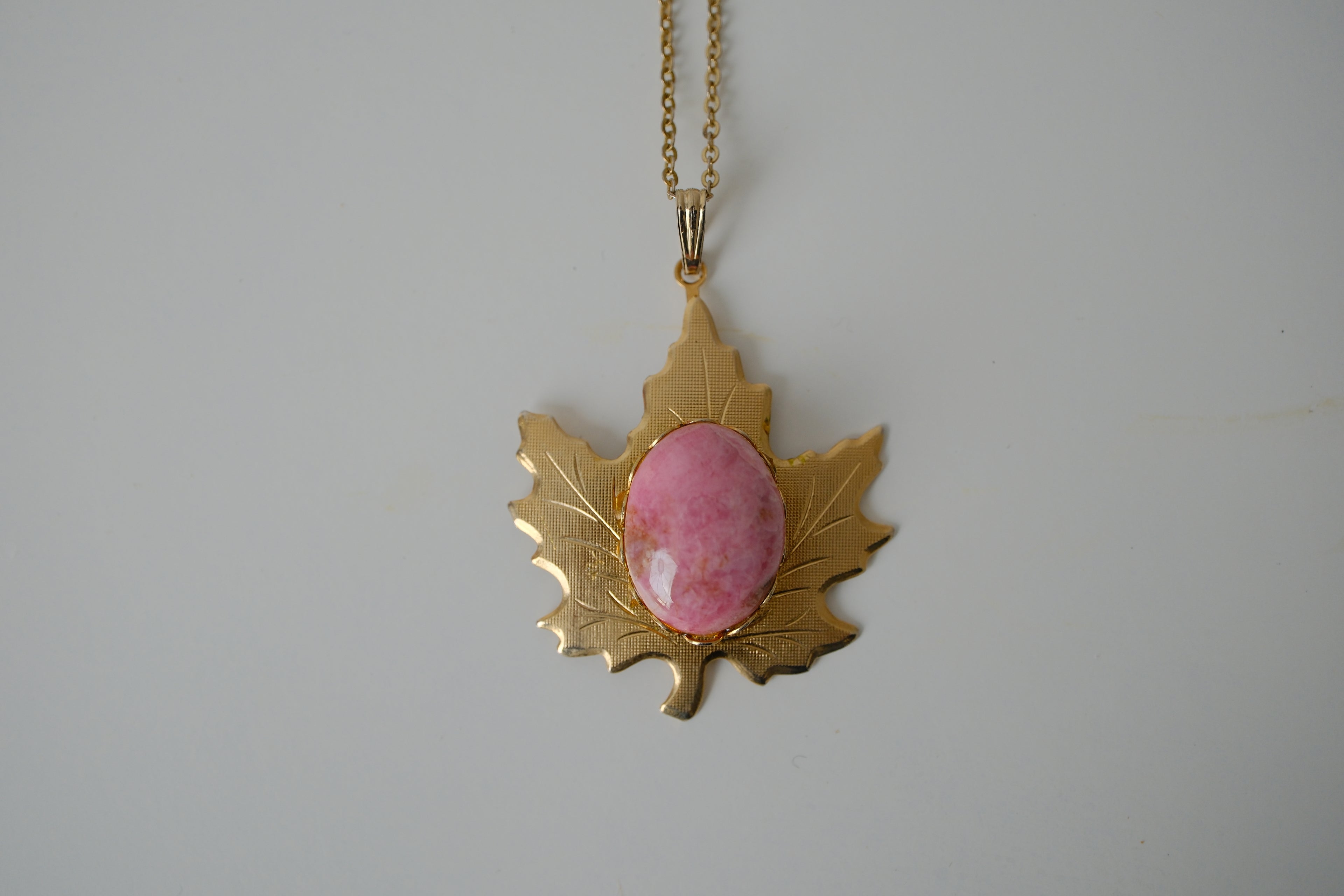 Vintage gold-tone maple leaf pendant necklace