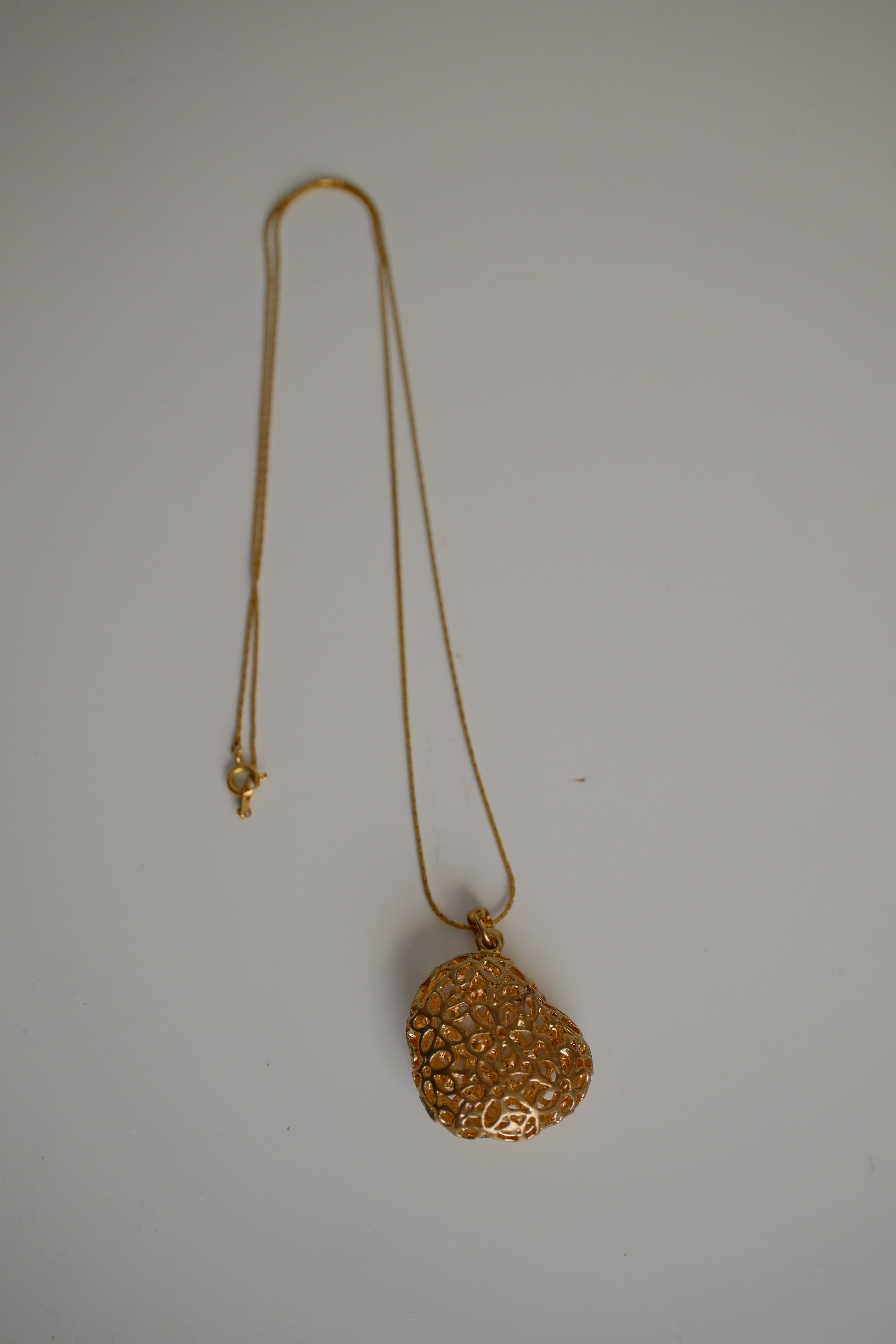 Vintage Gold-tone Open filigree design heart necklace
