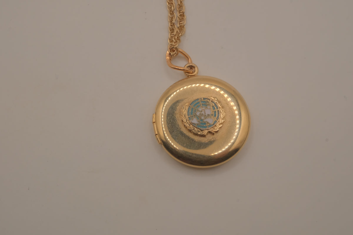 Vintage UN olive branch wreath locket necklace&nbsp;
