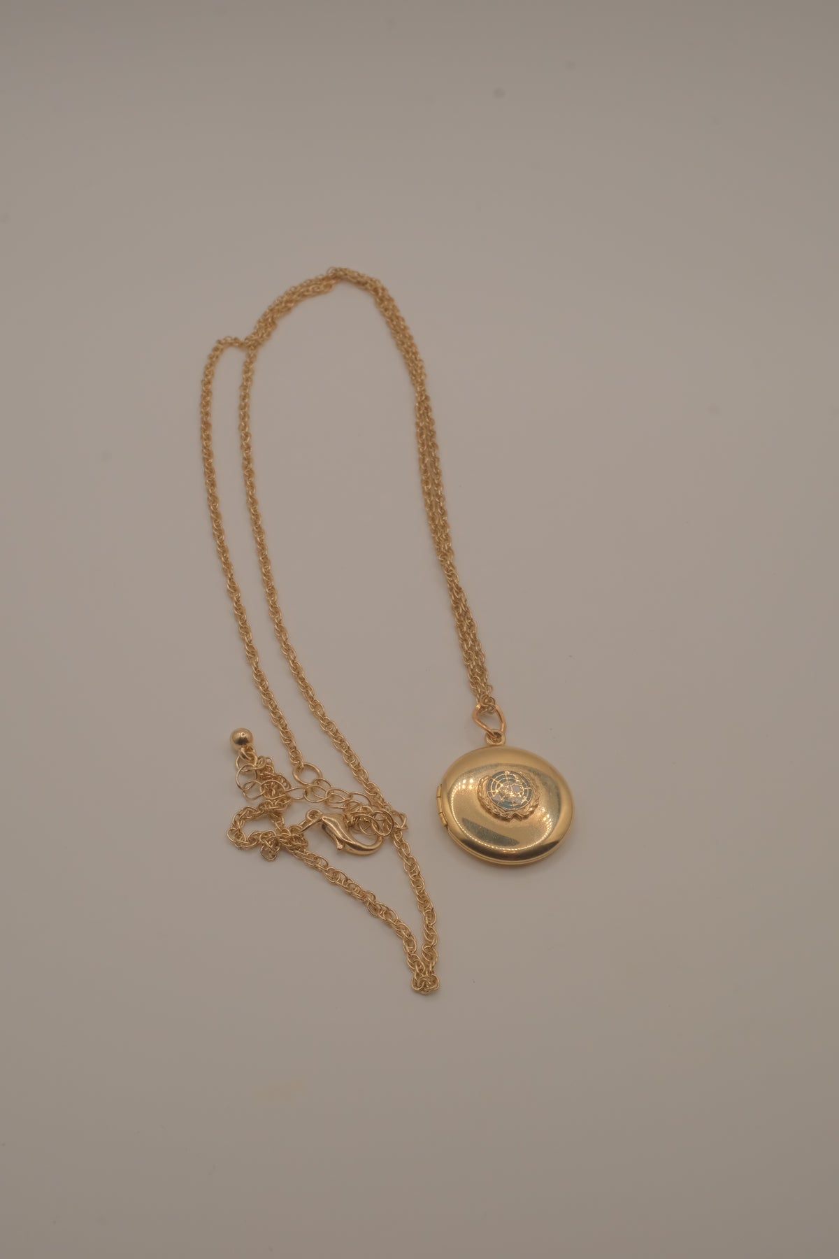 Vintage UN olive branch wreath locket necklace&nbsp;