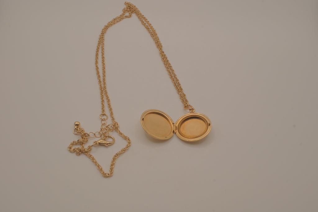 Vintage UN olive branch wreath locket necklace&nbsp;