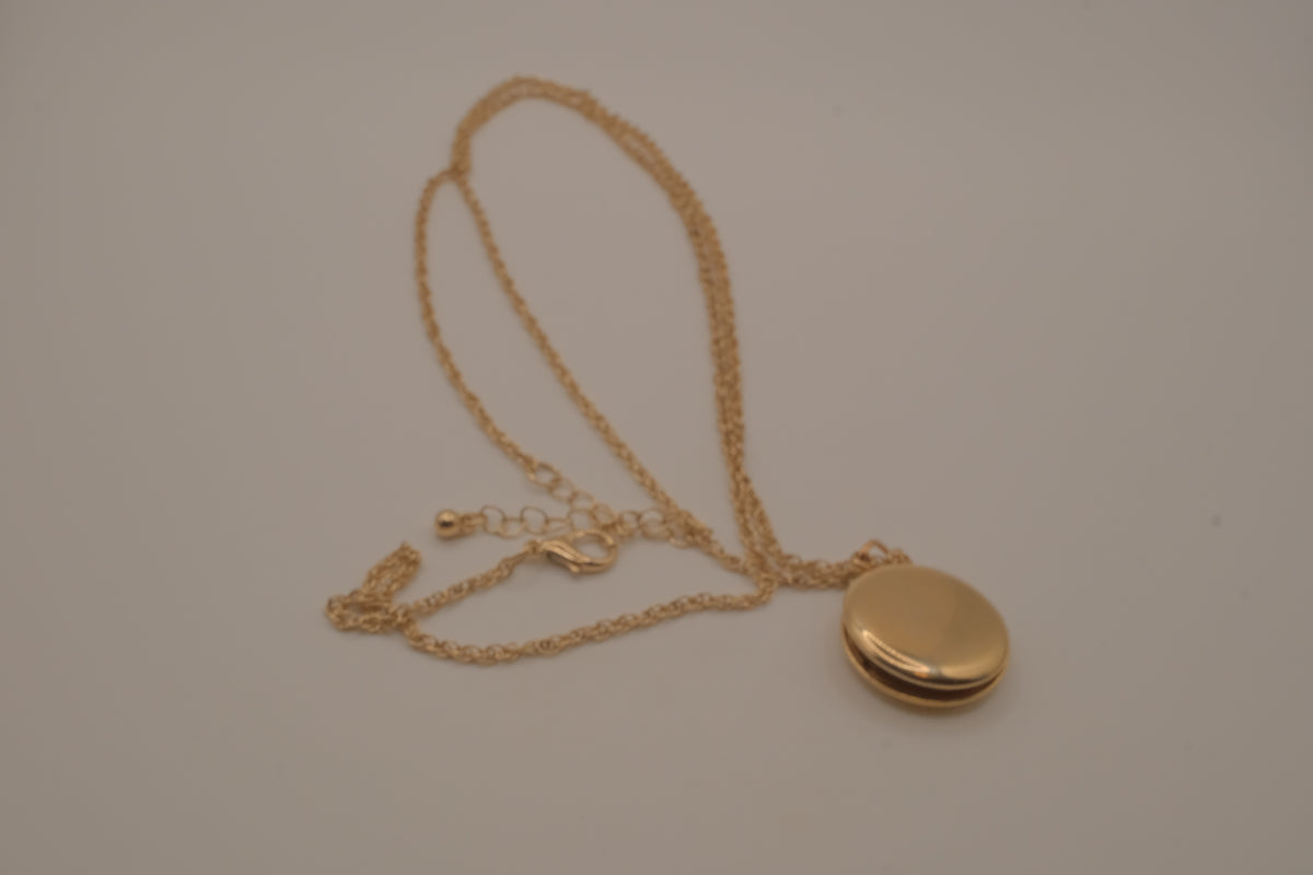 Vintage UN olive branch wreath locket necklace&nbsp;