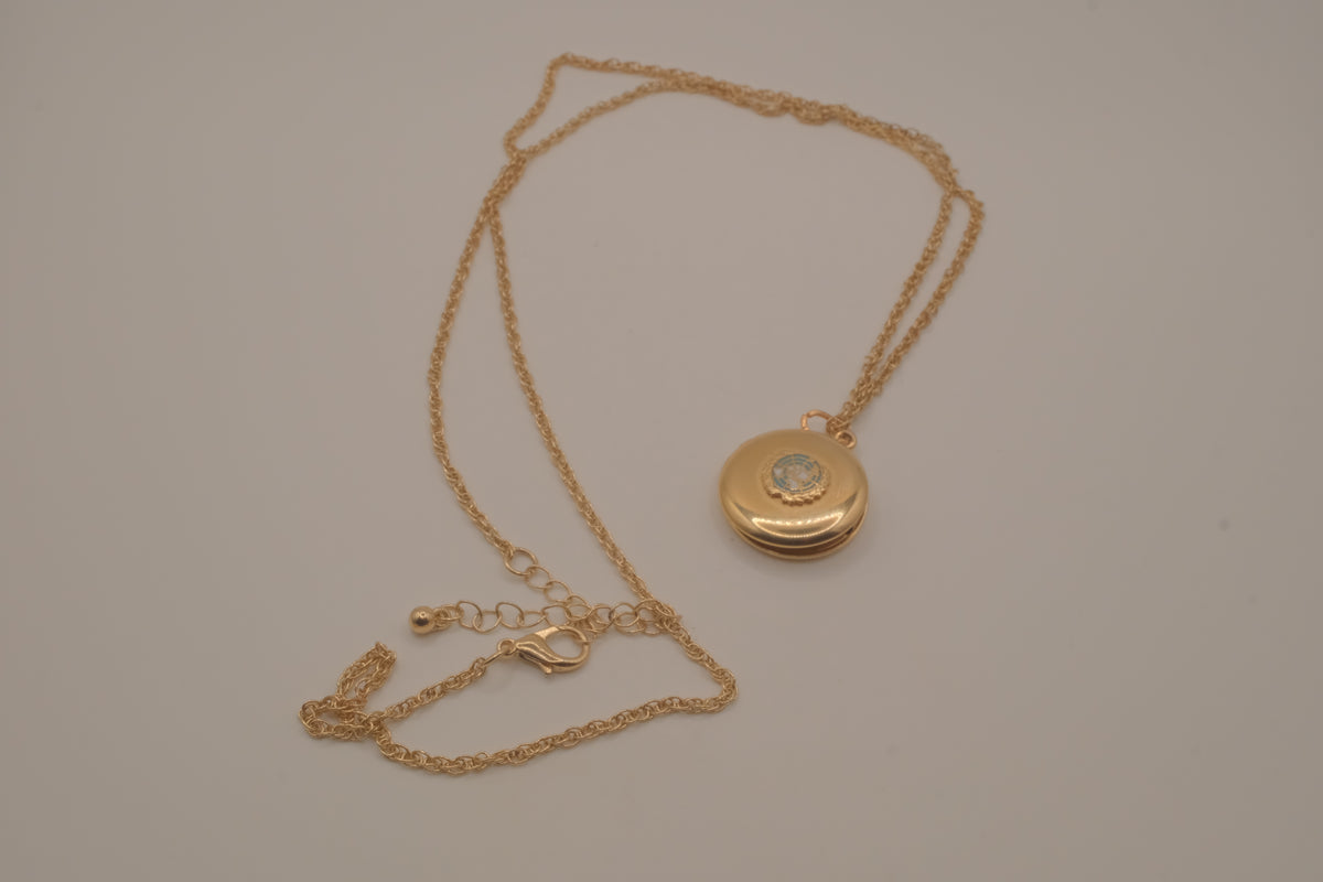 Vintage UN olive branch wreath locket necklace&nbsp;