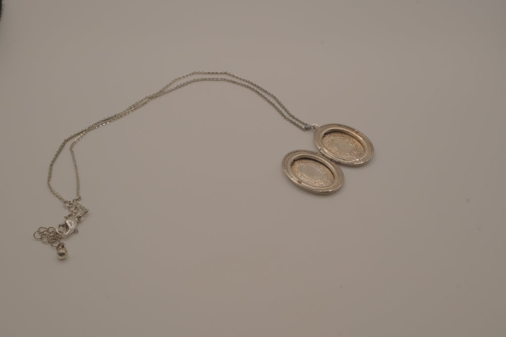 Vintage oval picture locket necklace