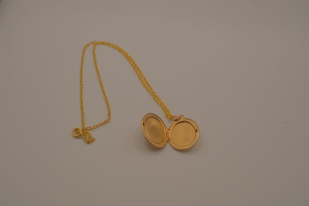 Vintage oval cameo pendant locket necklace