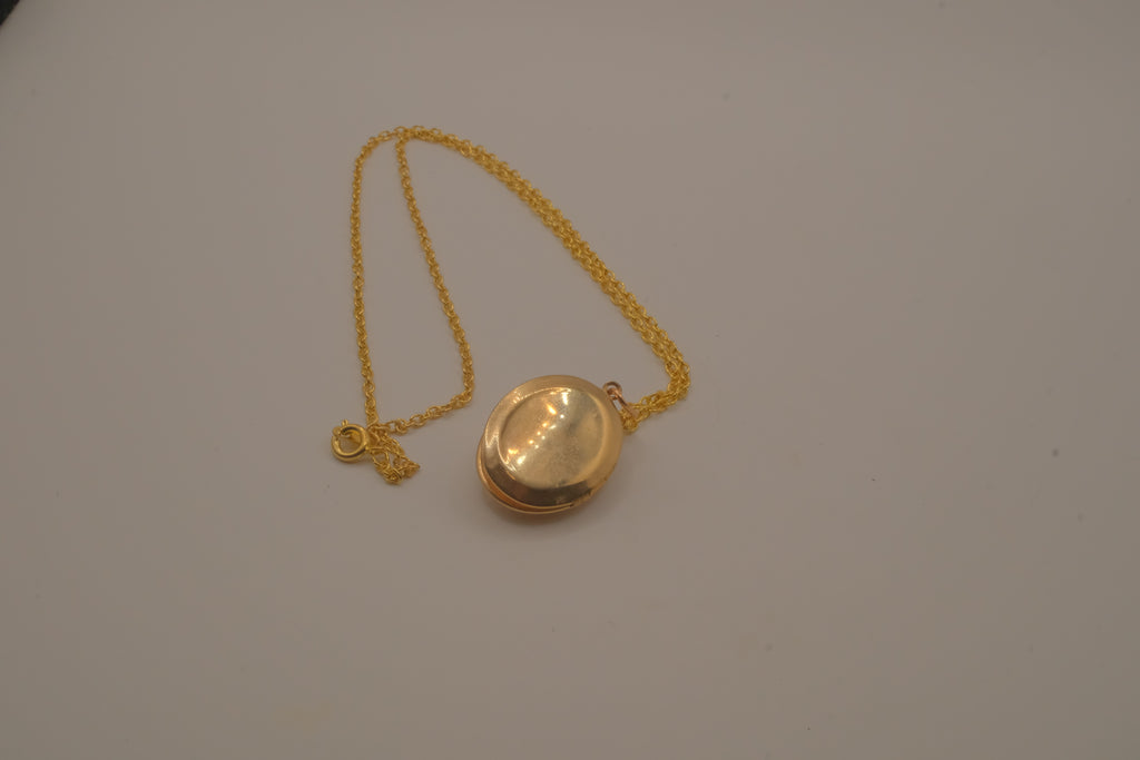 Vintage oval cameo pendant locket necklace