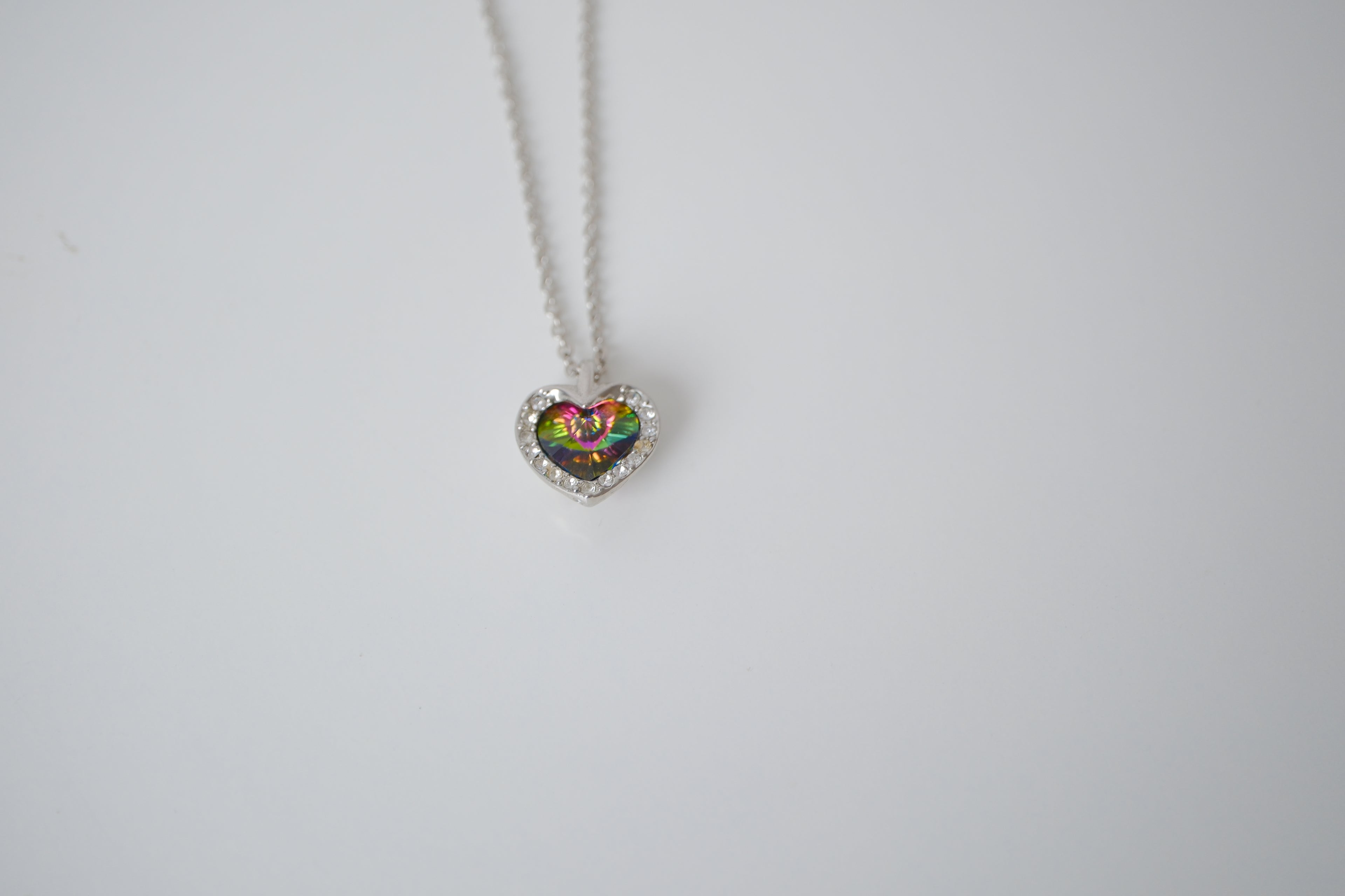 Amber Lee iridescent heart-shaped pendant necklace