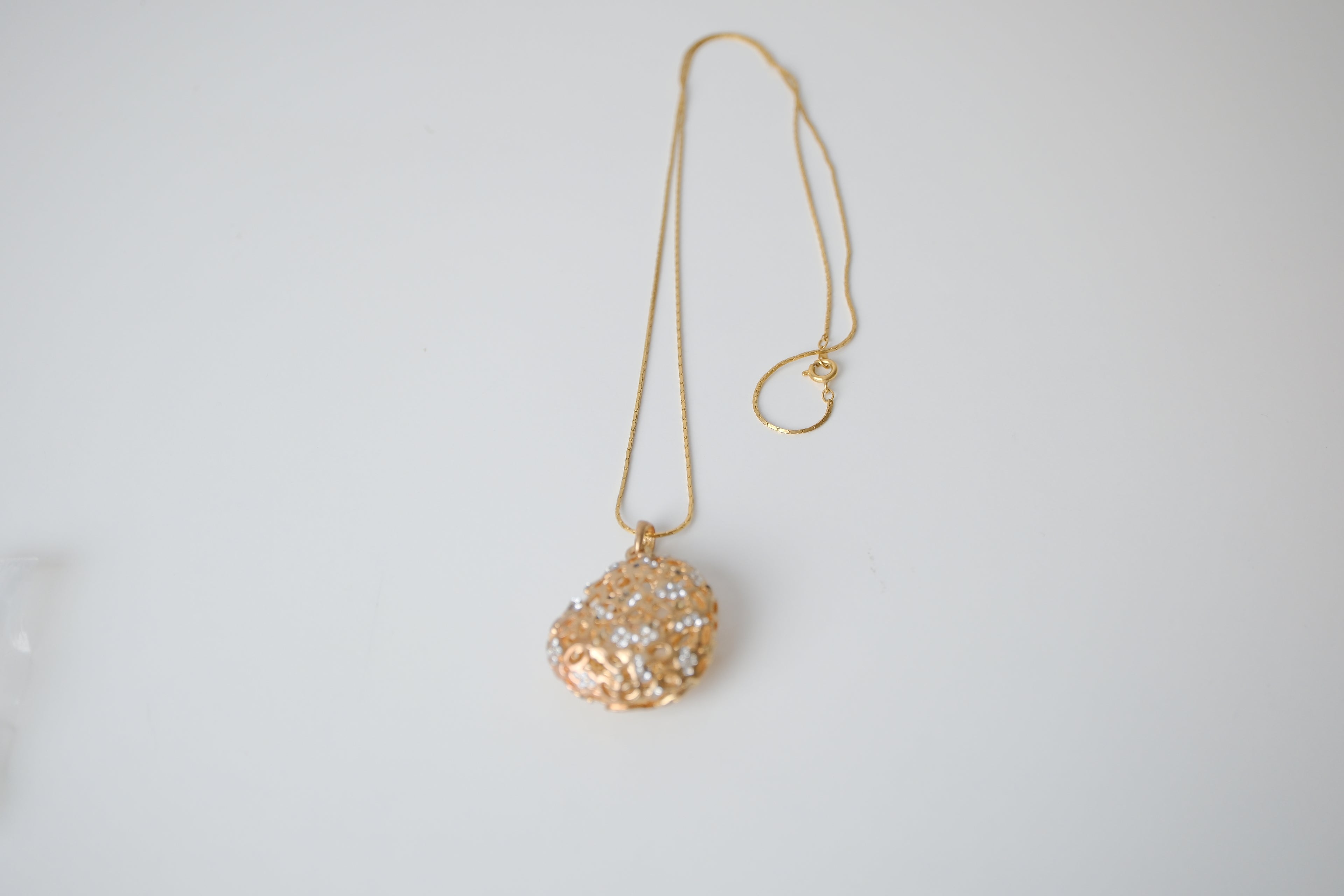 Vintage Gold-tone Open filigree design heart necklace