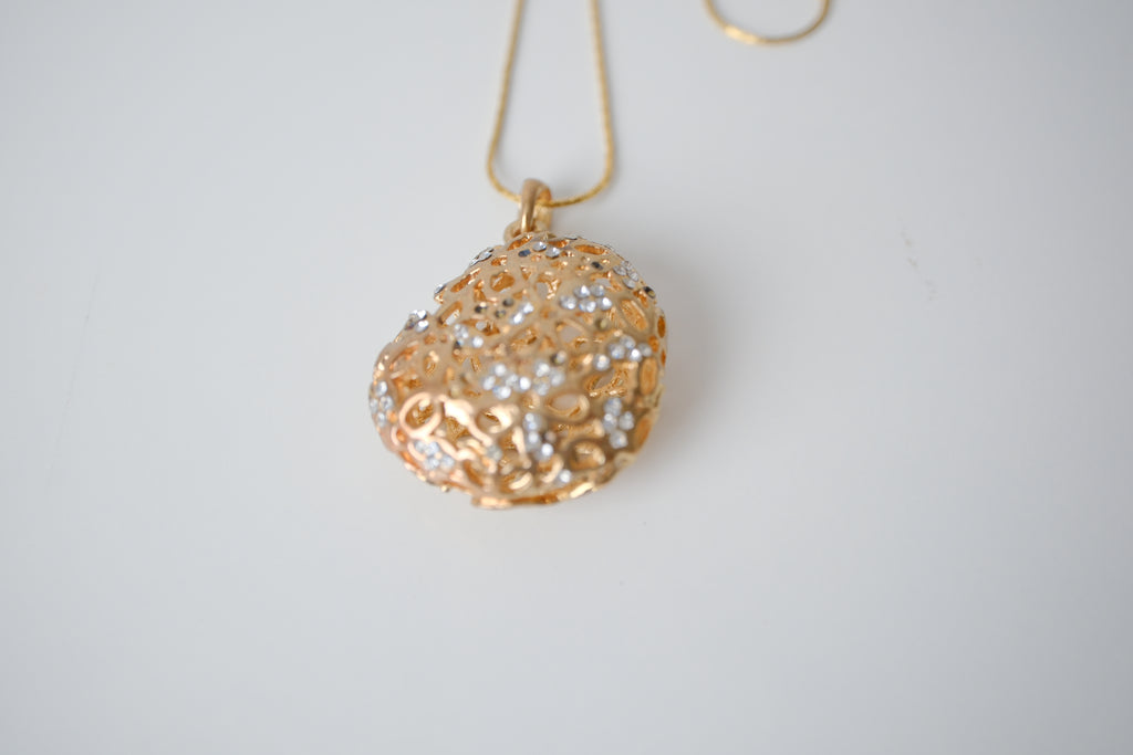 Vintage Gold-tone Open filigree design heart necklace