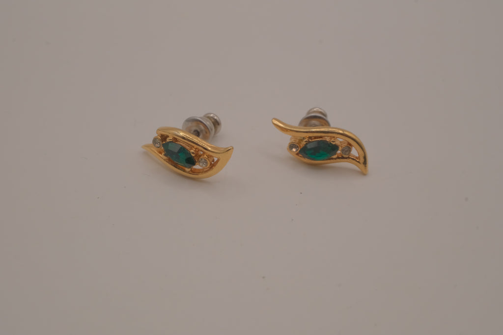Vintage wing design stud earrings
