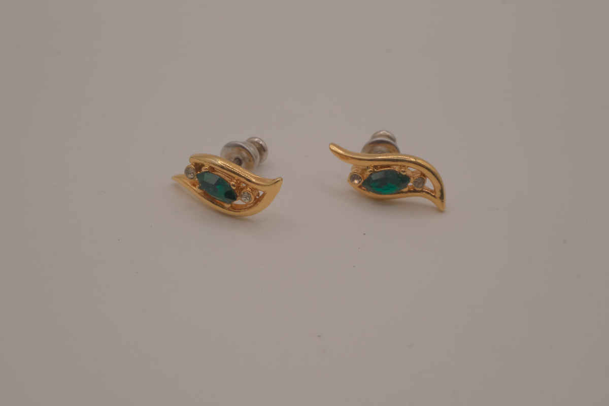 Vintage wing design stud earrings