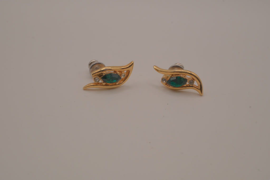 Vintage wing design stud earrings