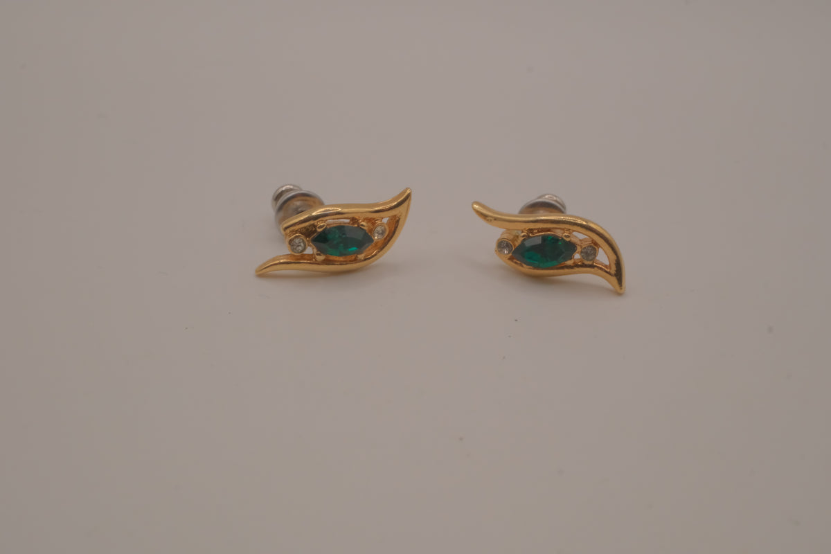 Vintage wing design stud earrings