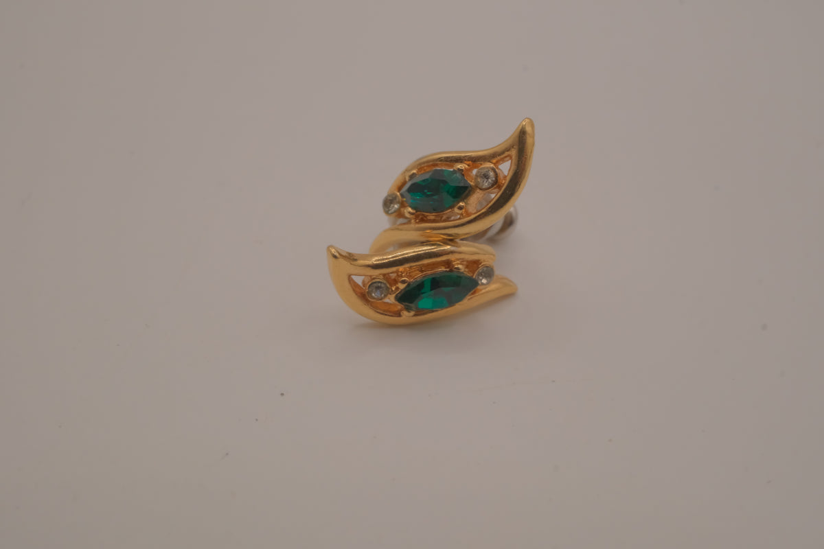 Vintage wing design stud earrings