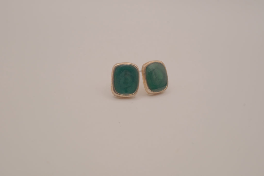 Vintage cushion-cut green cabochon stud earrings&nbsp;