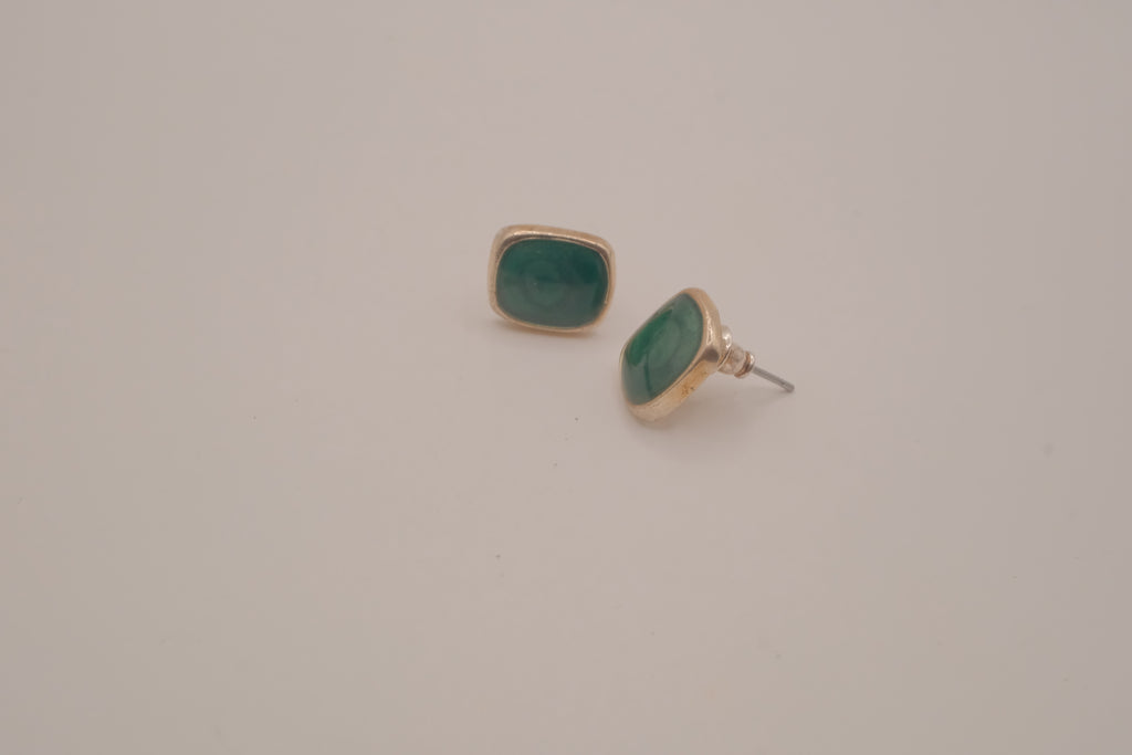 Vintage cushion-cut green cabochon stud earrings&nbsp;