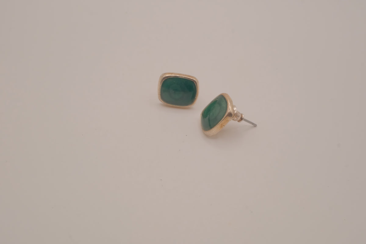 Vintage cushion-cut green cabochon stud earrings&nbsp;