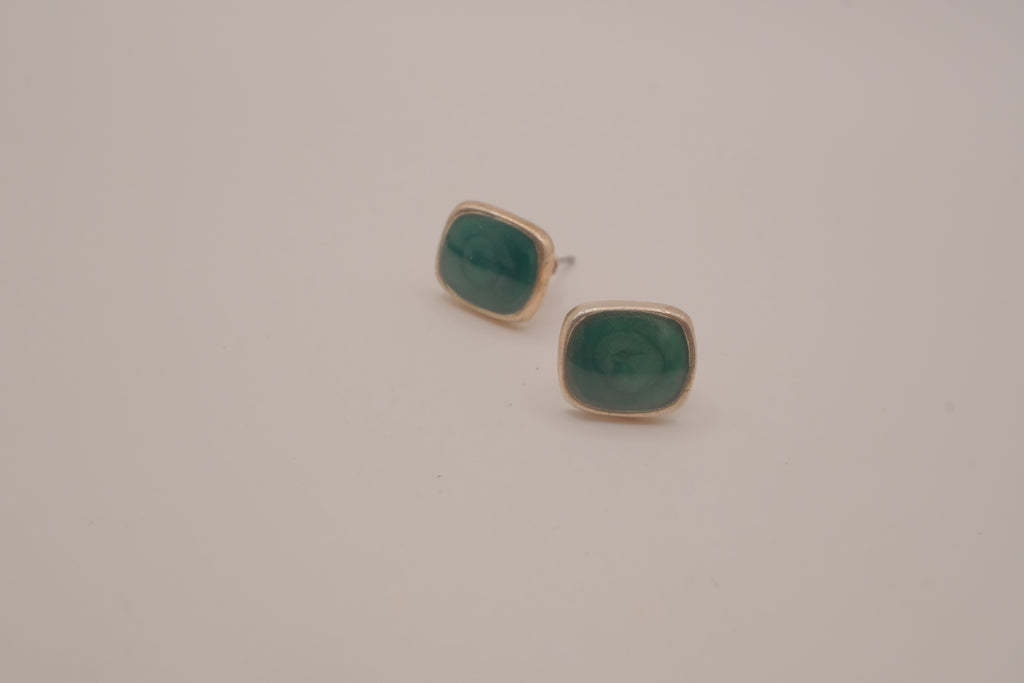 Vintage cushion-cut green cabochon stud earrings&nbsp;