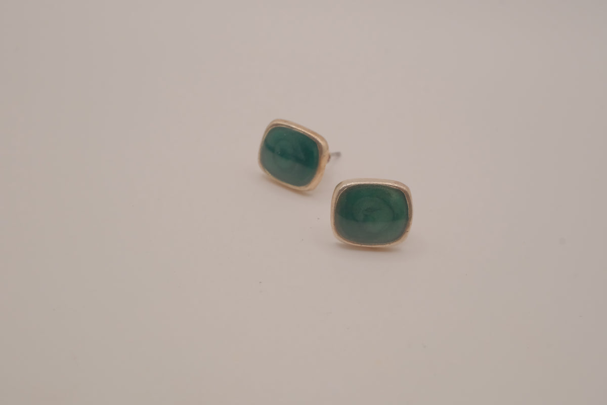 Vintage cushion-cut green cabochon stud earrings&nbsp;