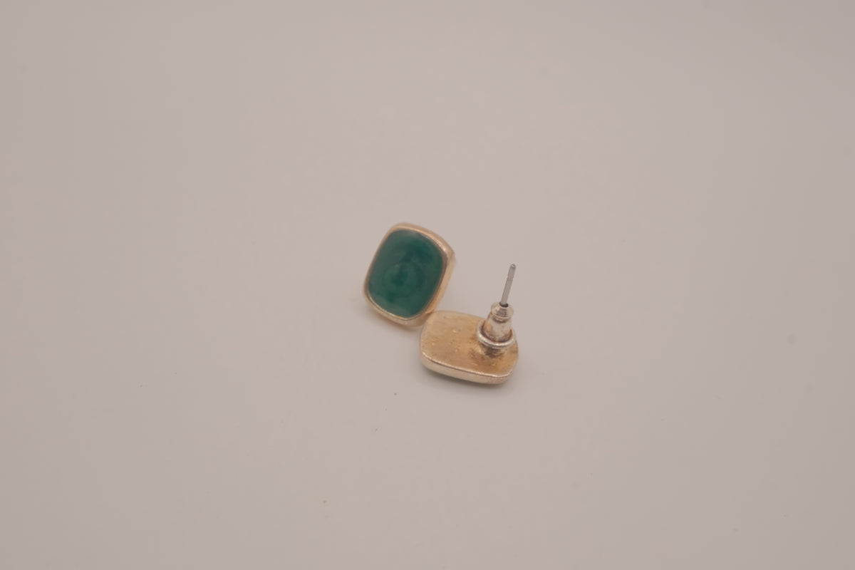 Vintage cushion-cut green cabochon stud earrings&nbsp;