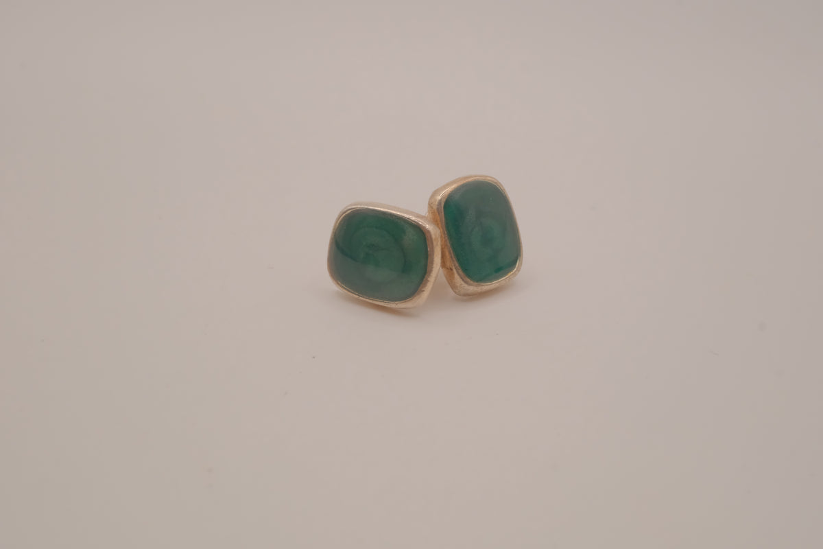 Vintage cushion-cut green cabochon stud earrings&nbsp;