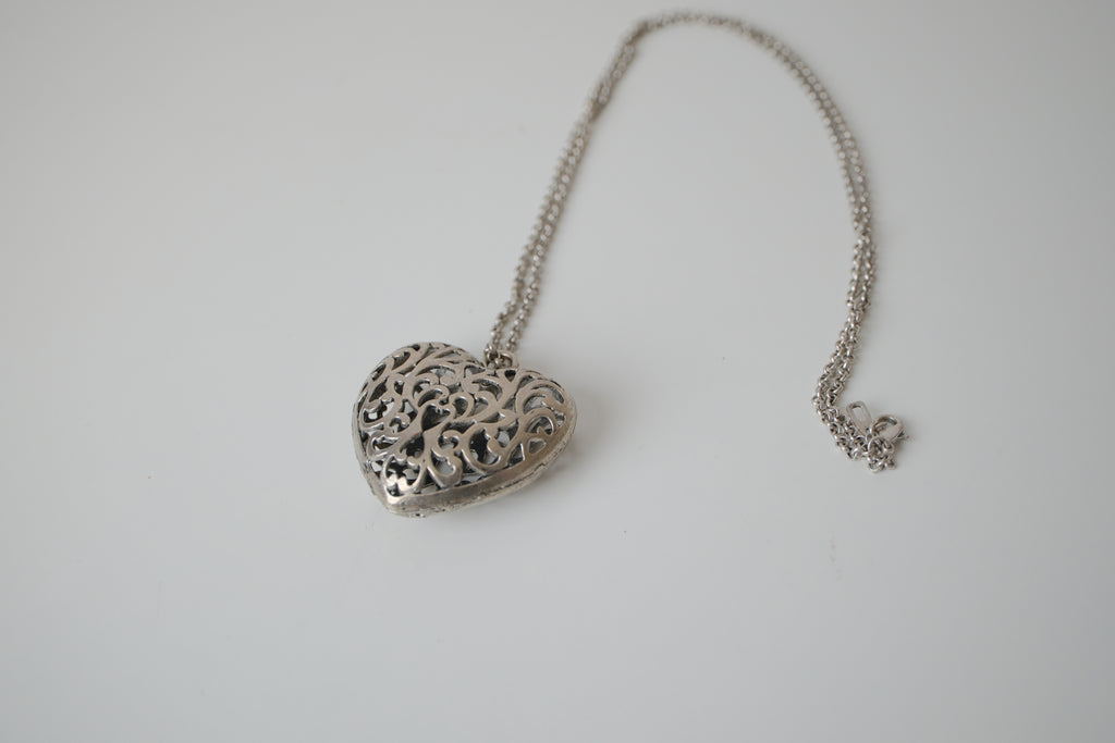 Large filigree heart pendant necklace
