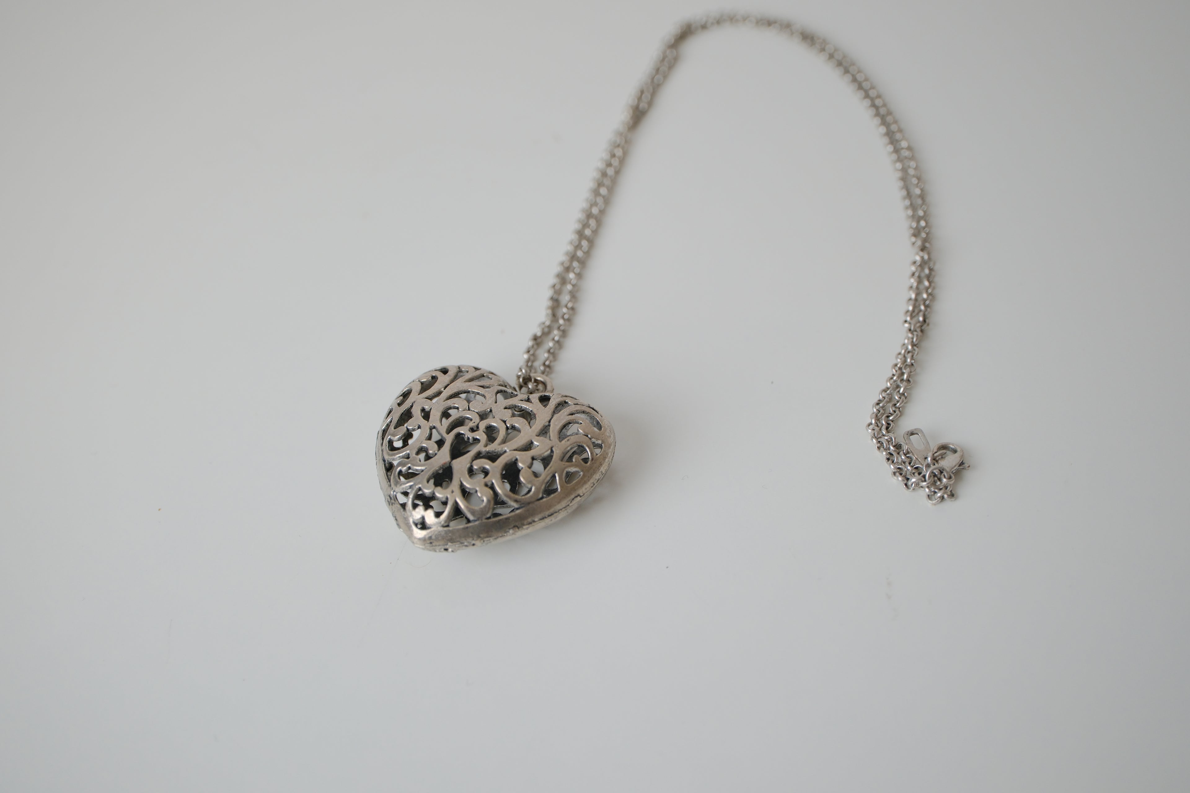 Large filigree heart pendant necklace