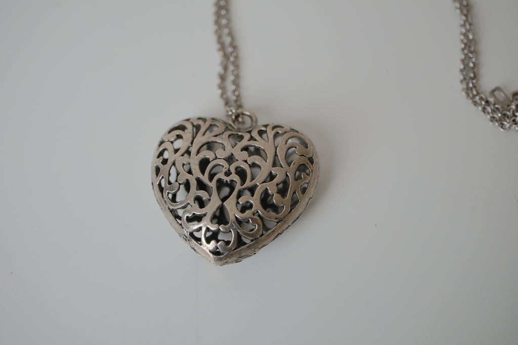 Large filigree heart pendant necklace