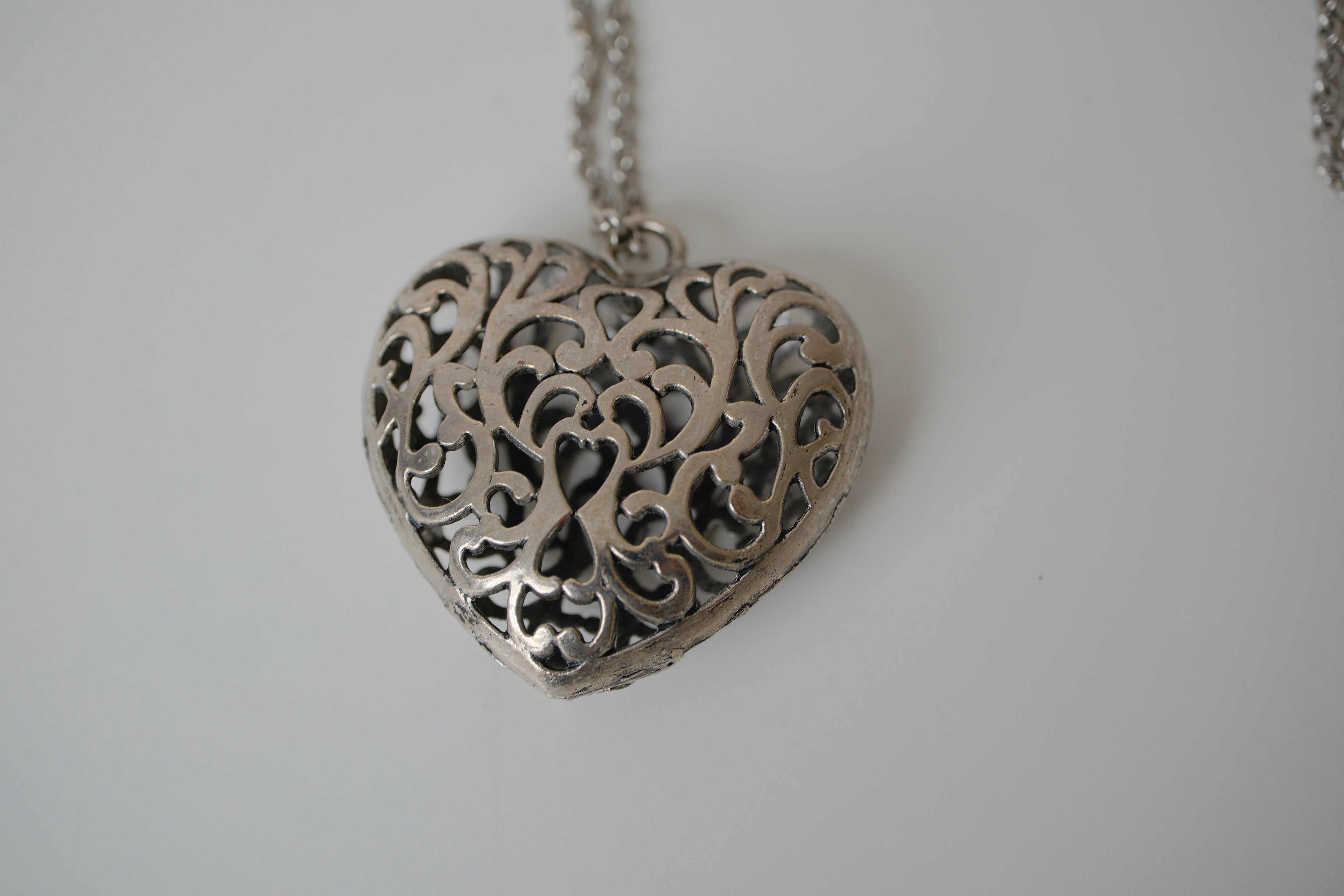 Large filigree heart pendant necklace