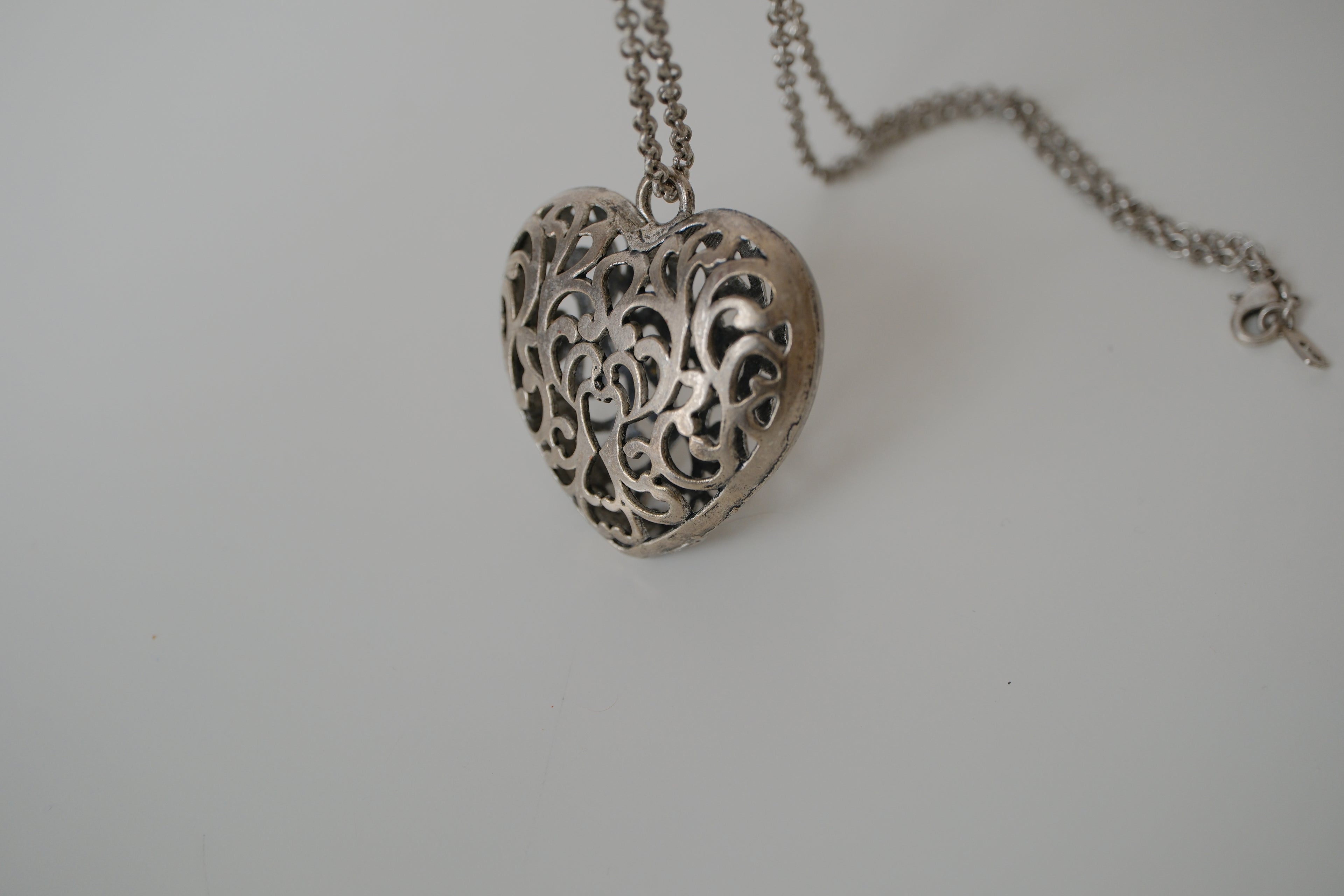 Large filigree heart pendant necklace