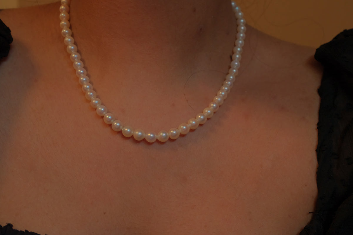 Classic single-strand freshwater pearl necklace&nbsp;