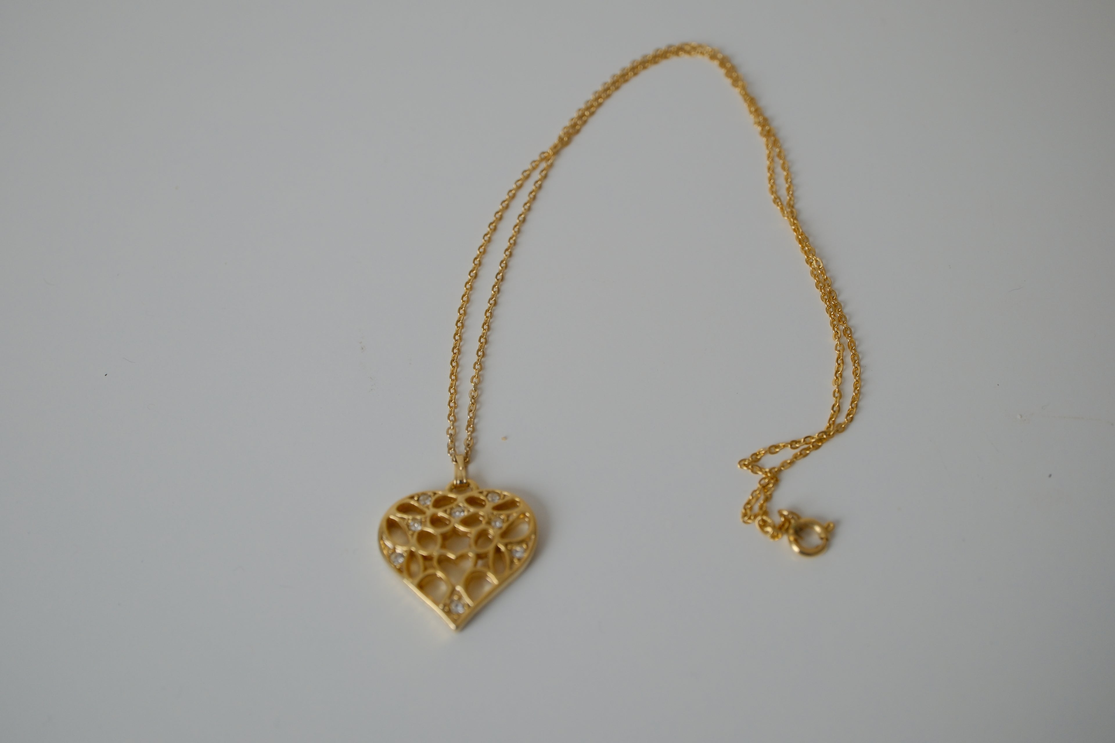 Delicate gold toned openwork heart pendant necklace&nbsp;
