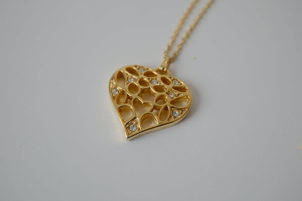 Delicate gold toned openwork heart pendant necklace&nbsp;