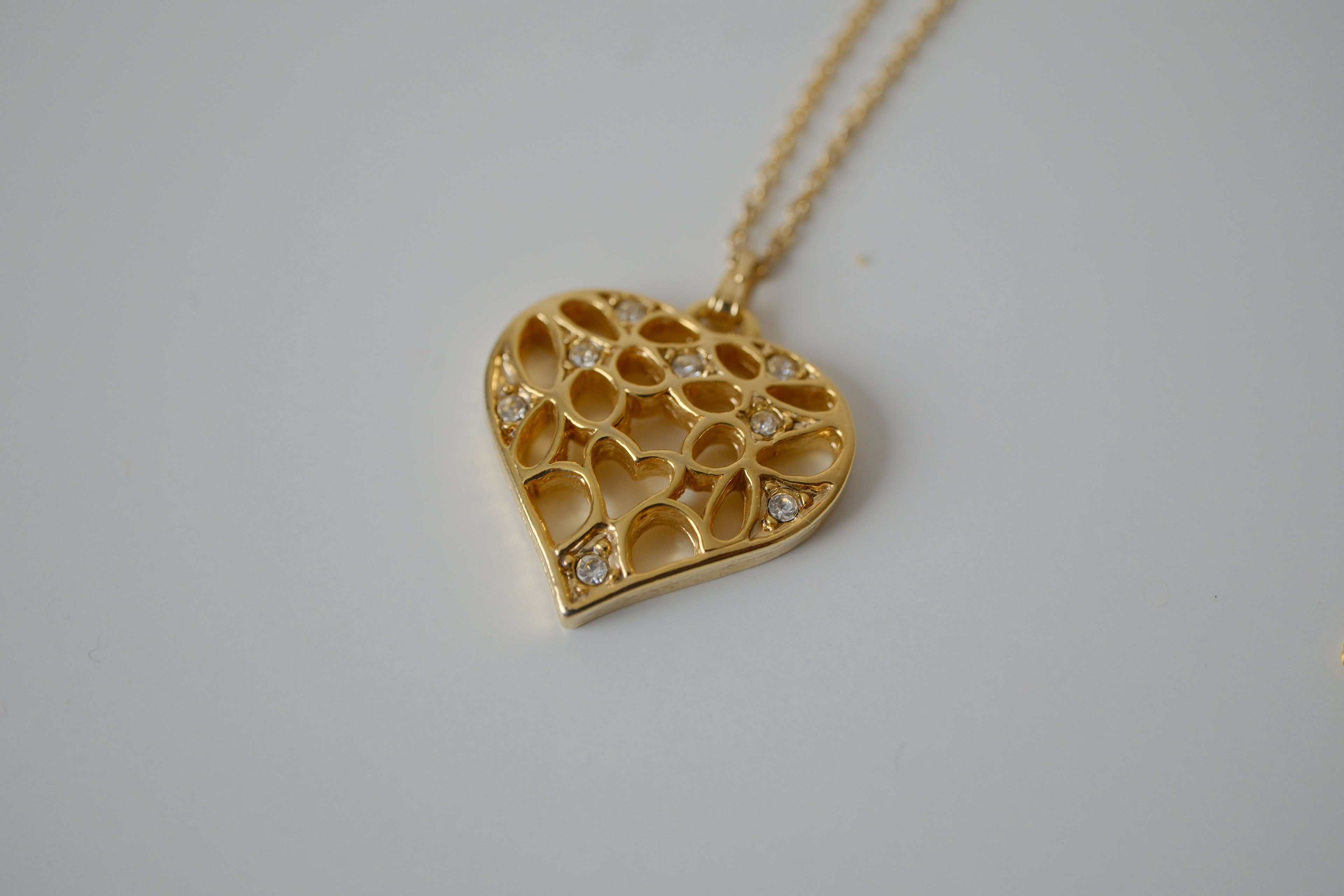 Delicate gold toned openwork heart pendant necklace&nbsp;