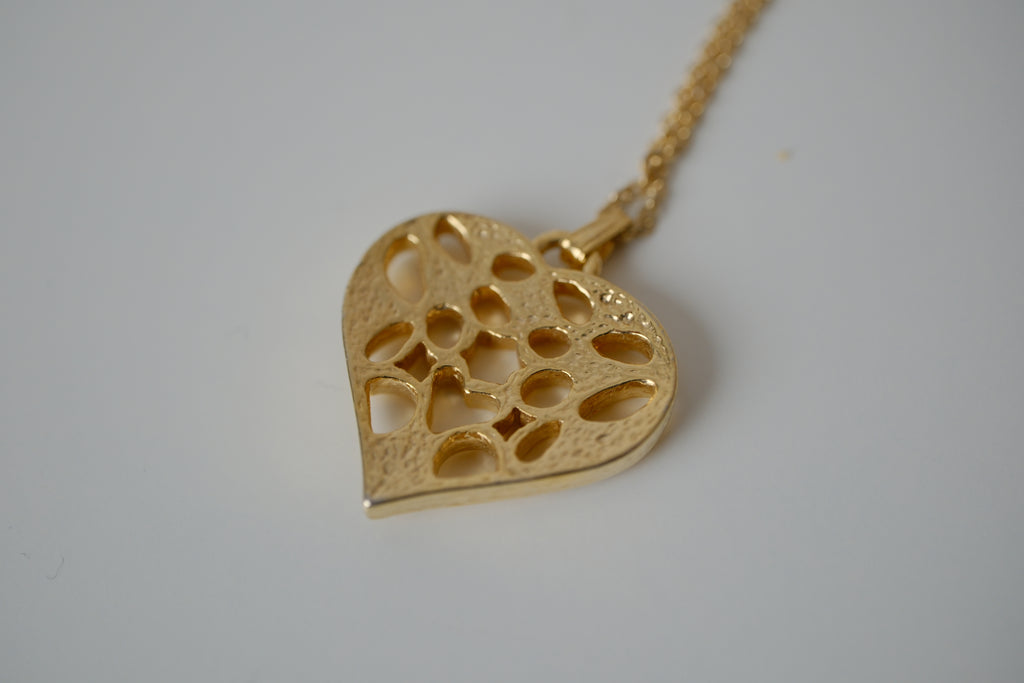Delicate gold toned openwork heart pendant necklace&nbsp;