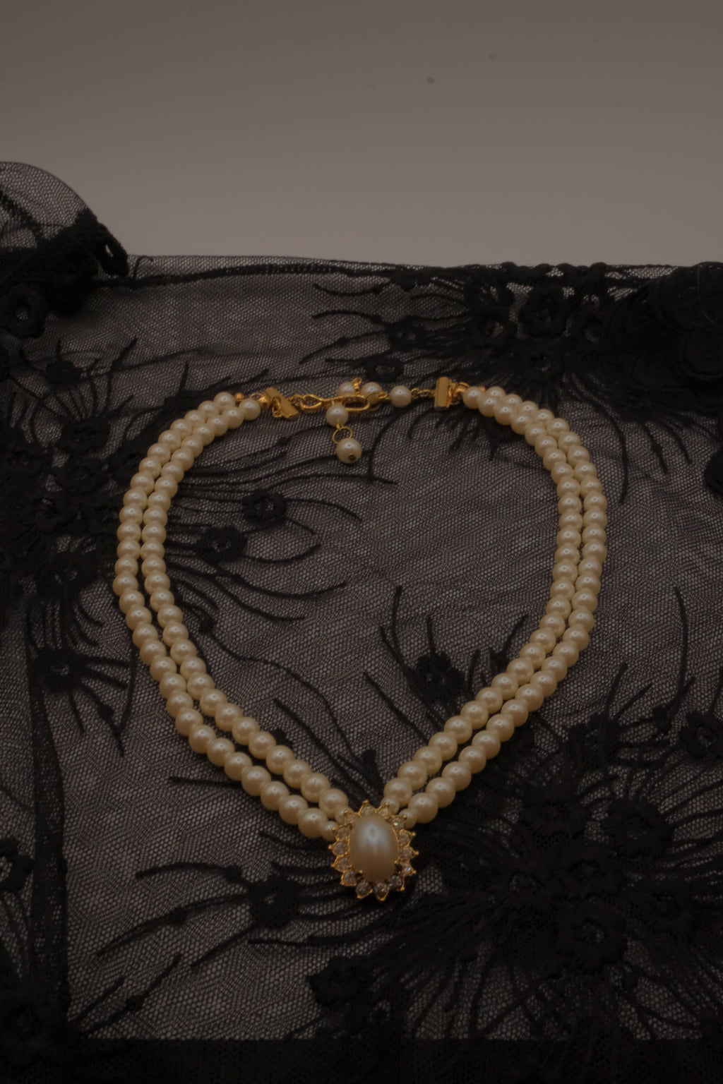 Vintage double-strand pearl necklace